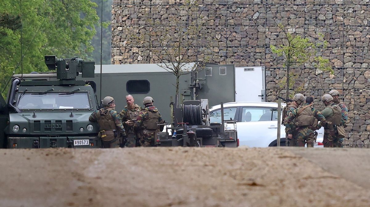 Belgická policie hledá v lesích po zuby ozbrojeného muže